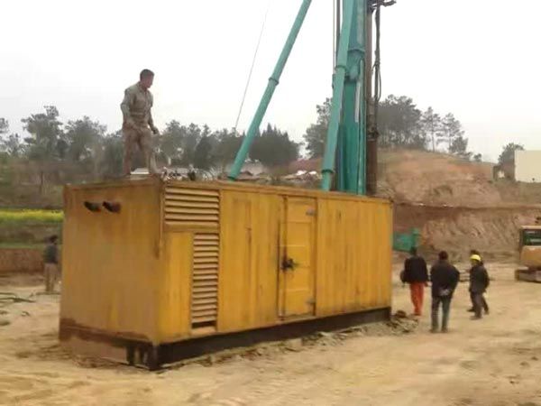 乌审如何判断水冷式机油散热器密封件是否需要更换？